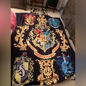 NWOT Hogwarts House Crest Duvet Blanket - Black/Gold with matching pillow case.